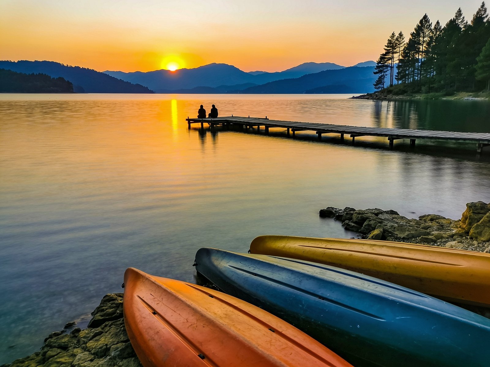 Lago Avándaro al atardecer con kayaks en la orilla, Valle de Bravo